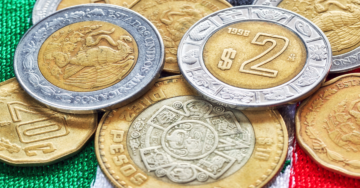 Peso mexicano se aprecia por debilitamiento del dólar
