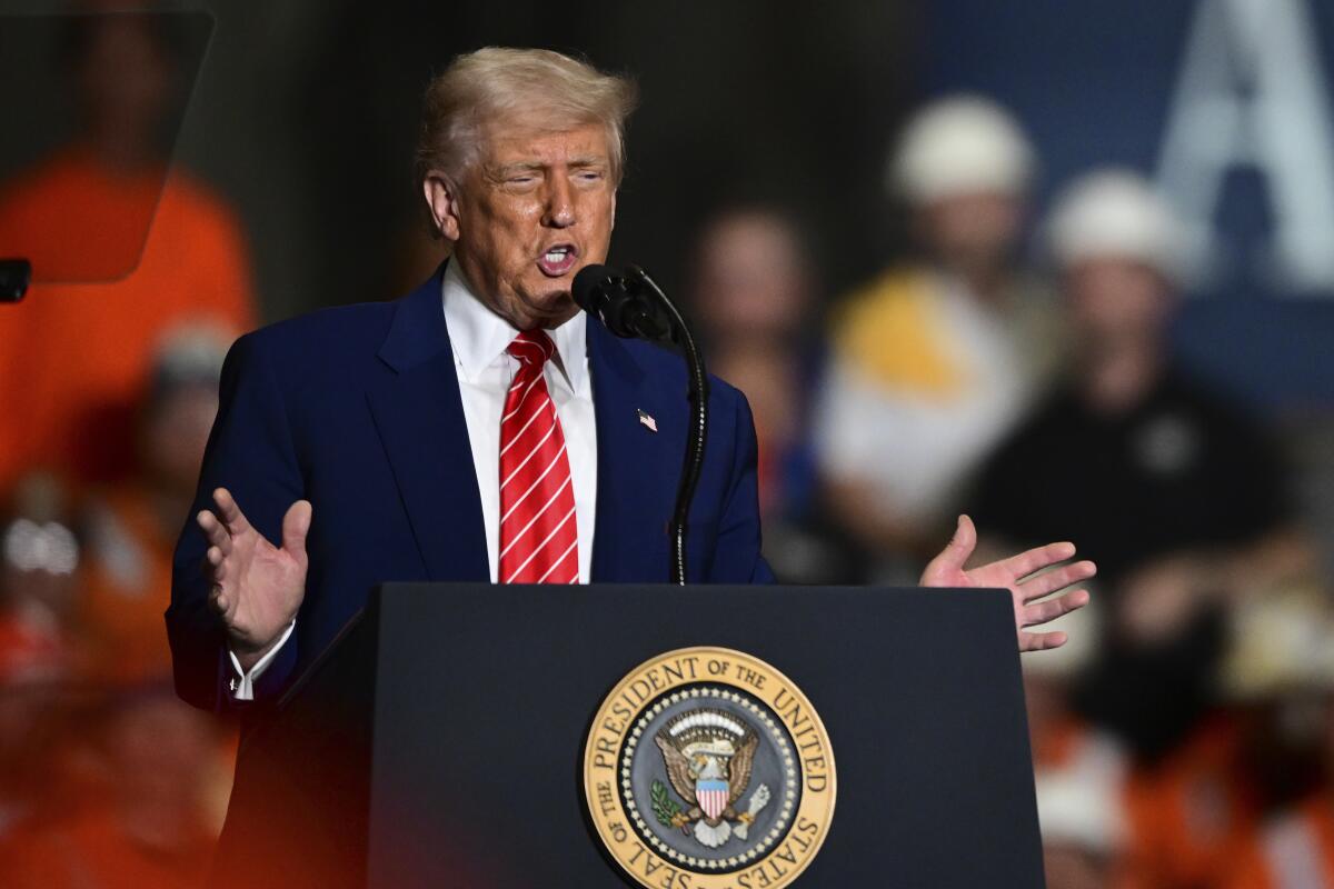 Trump dice estar “muy decepcionado” tras críticas de Musk