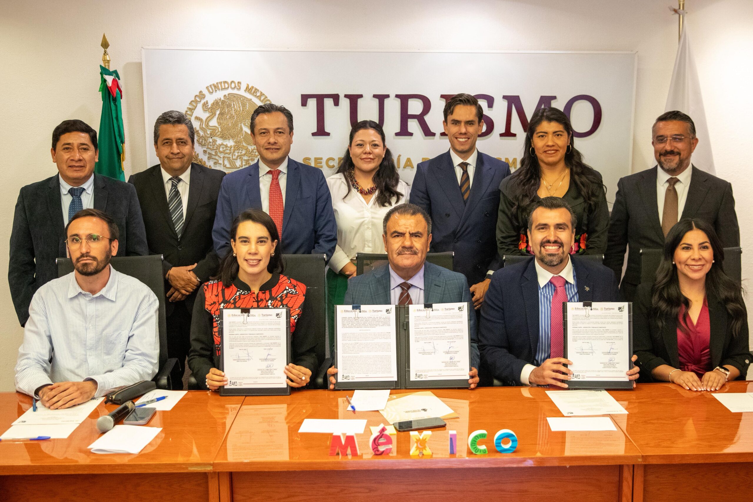 Sectur e INEA firman convenio para combatir el rezago educativo
