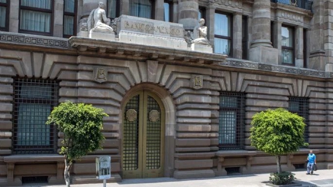 Peso se fortalece por recorte de Banxico