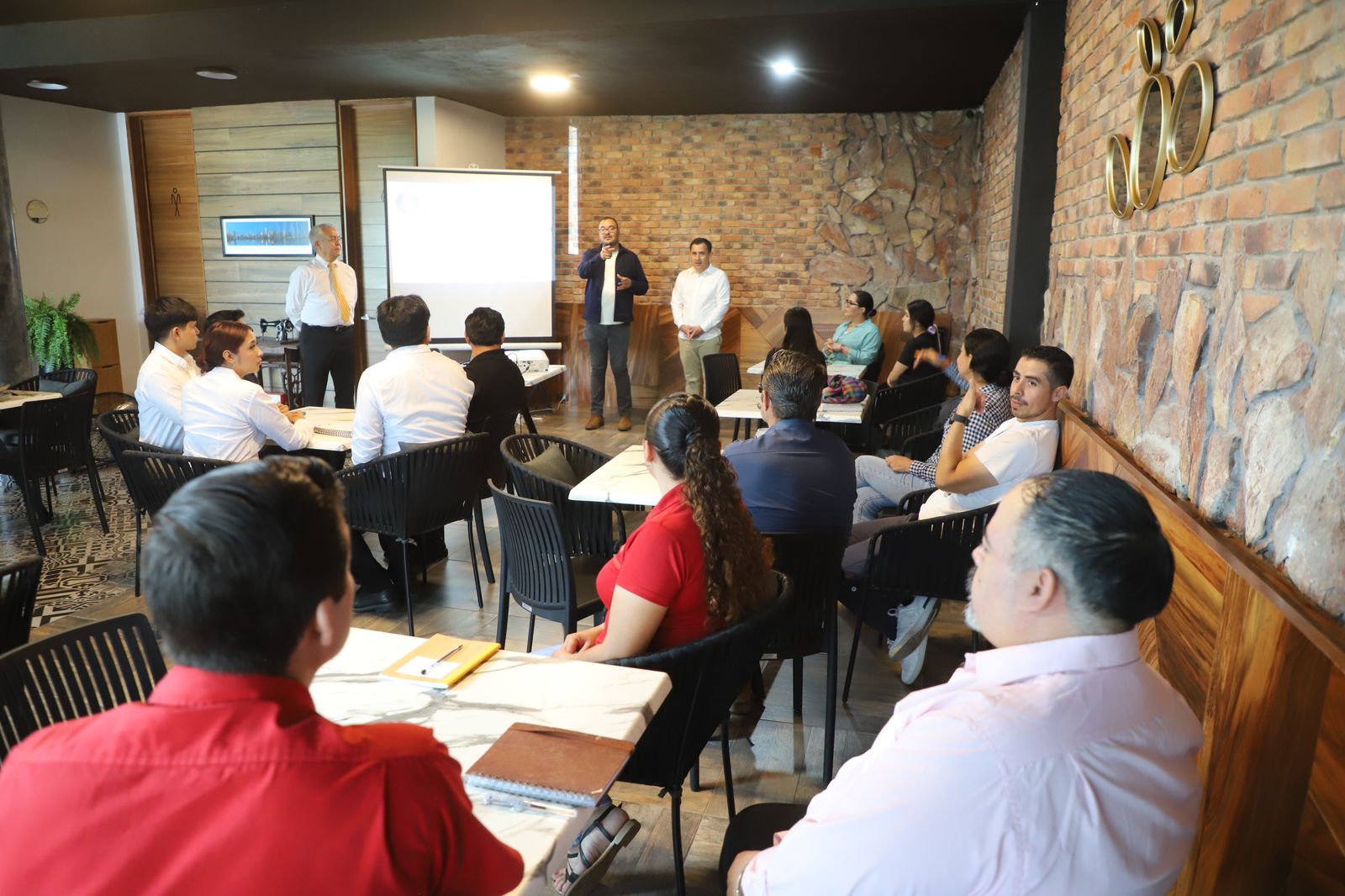 Guanajuato capacita a más de 450 personas en turismo