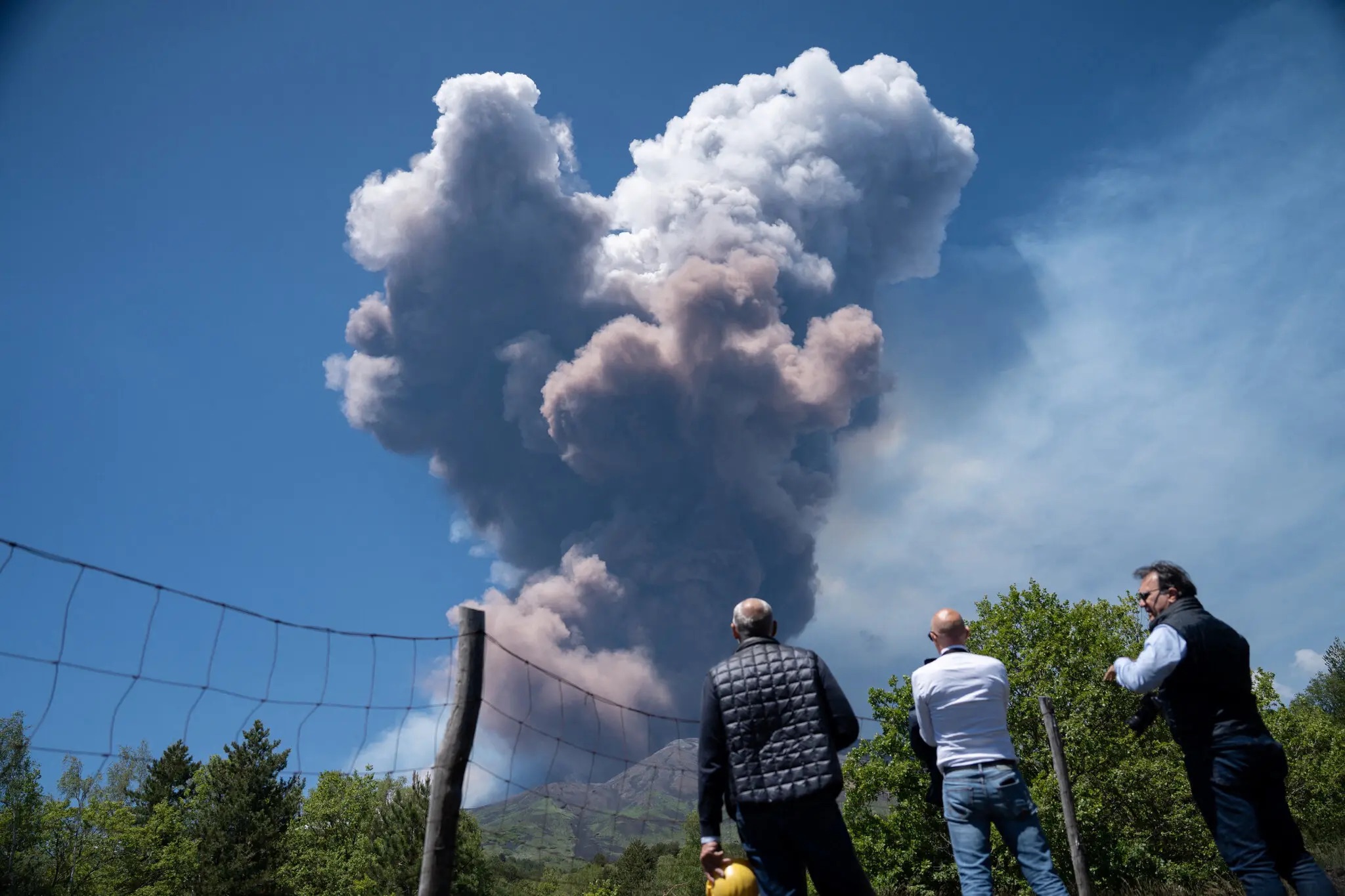 Una erupción en el Etna obliga a buscar refugio