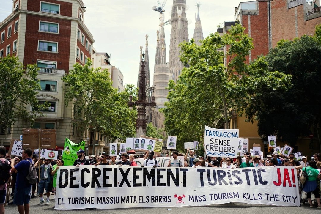 Miles protestan en el sur de Europa contra el turismo masivo y depredador
