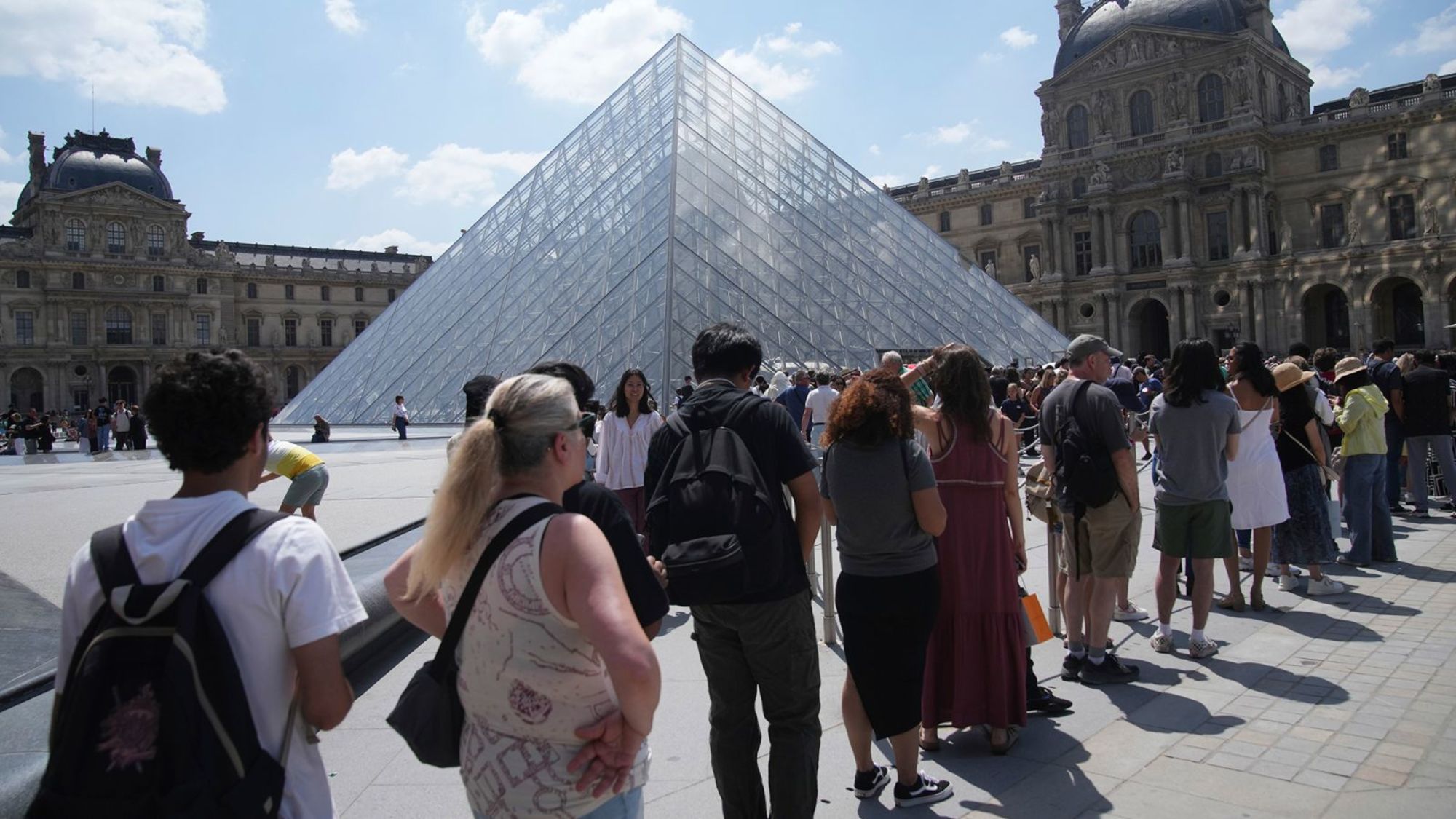 Museo de Louvre cierra sus puertas