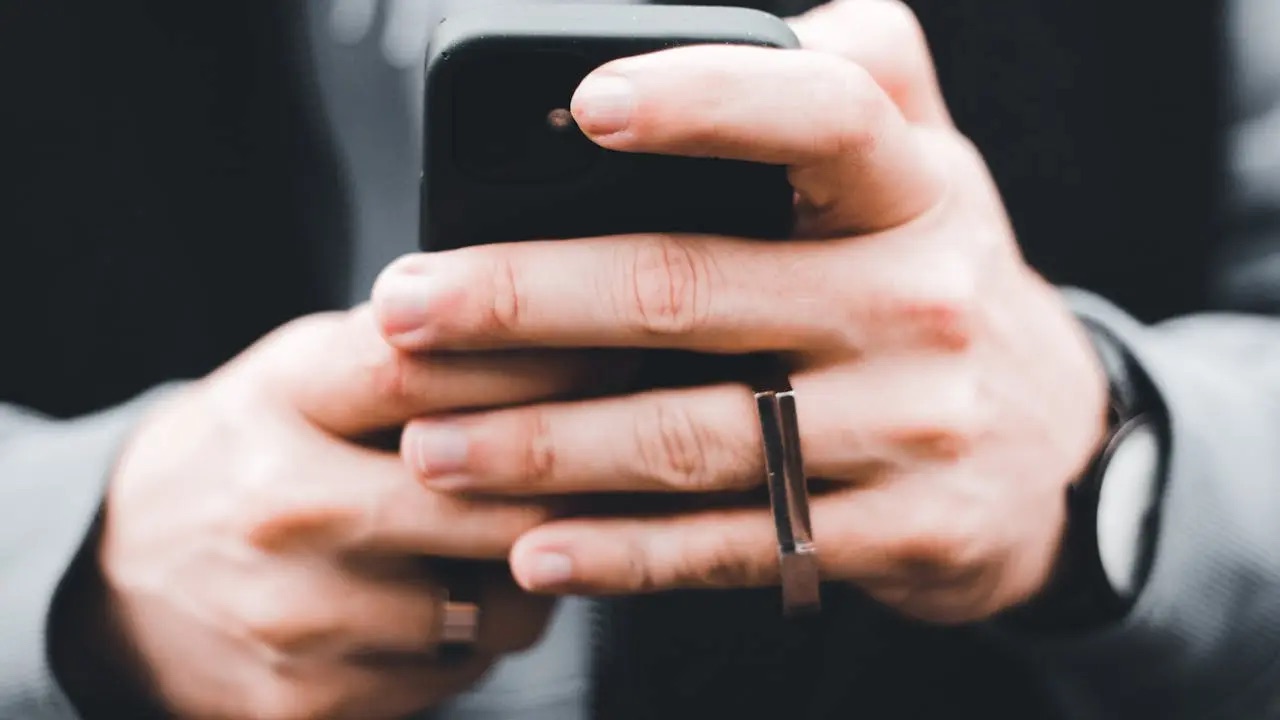 ¿Cómo saber si te espían por la cámara del celular?