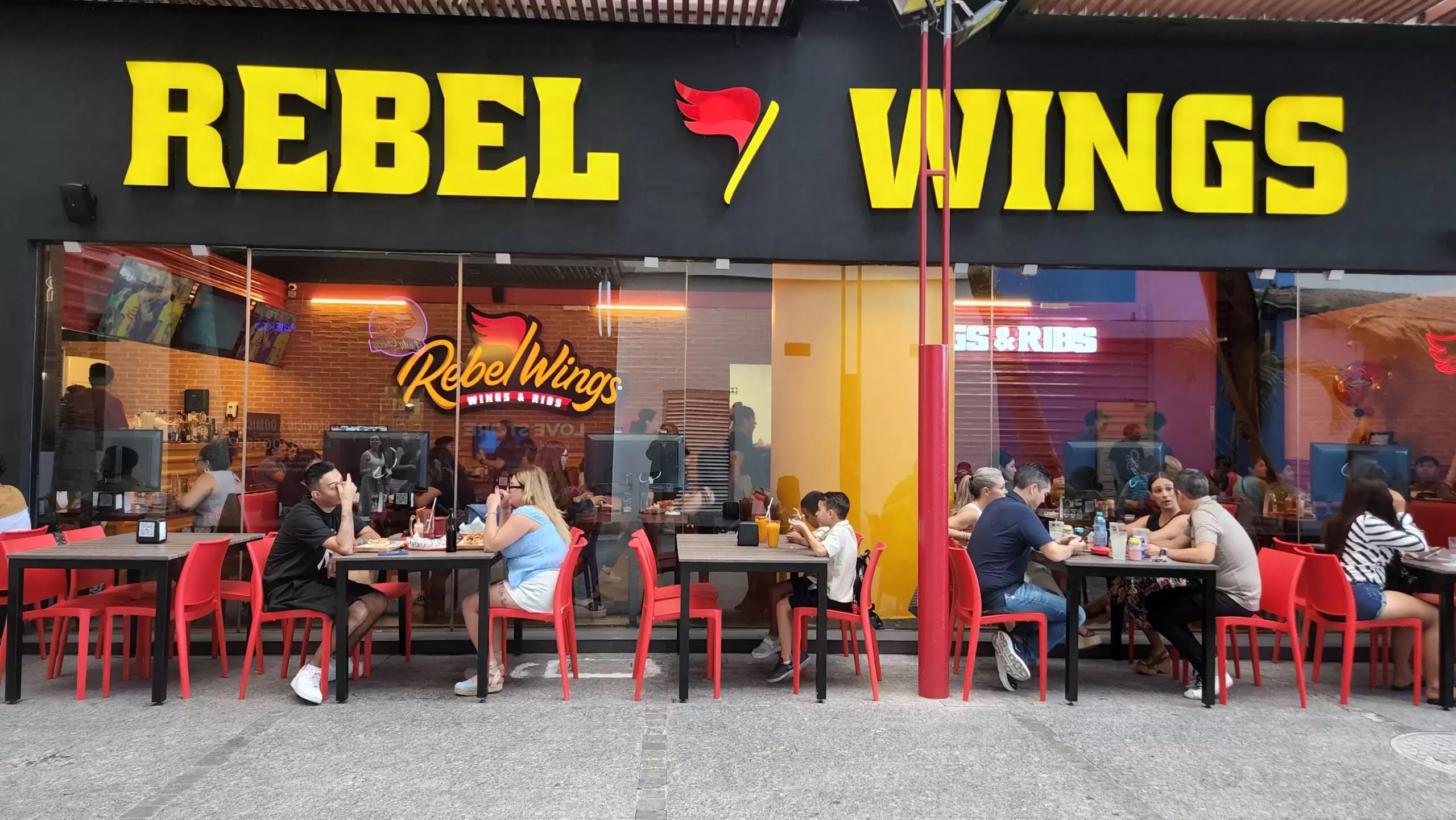 Rebel Wings llega a Plaza Las Américas Cancún con las mejores alitas y ambiente único