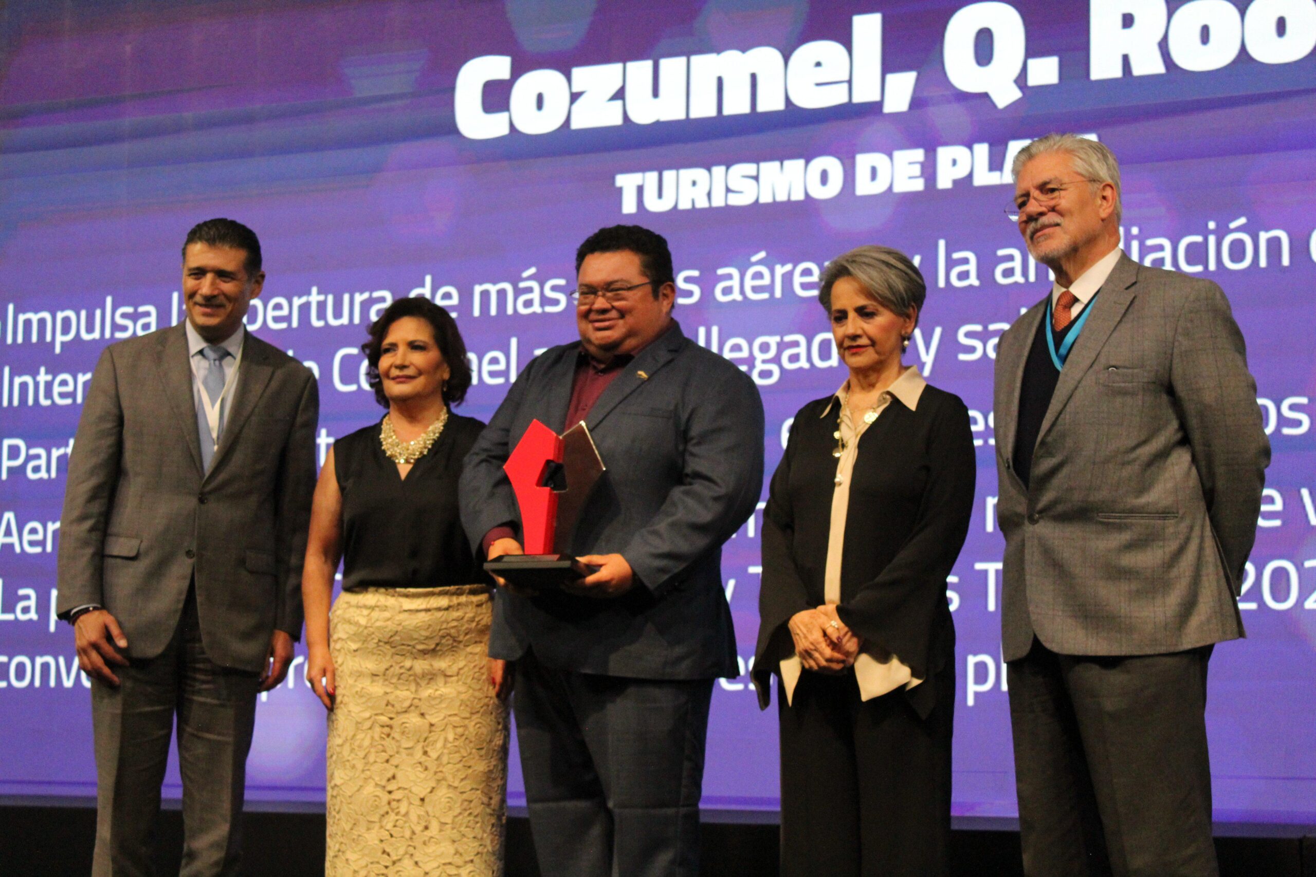 Cozumel recibe el premio a mejores prácticas de gobierno local en turismo de playa