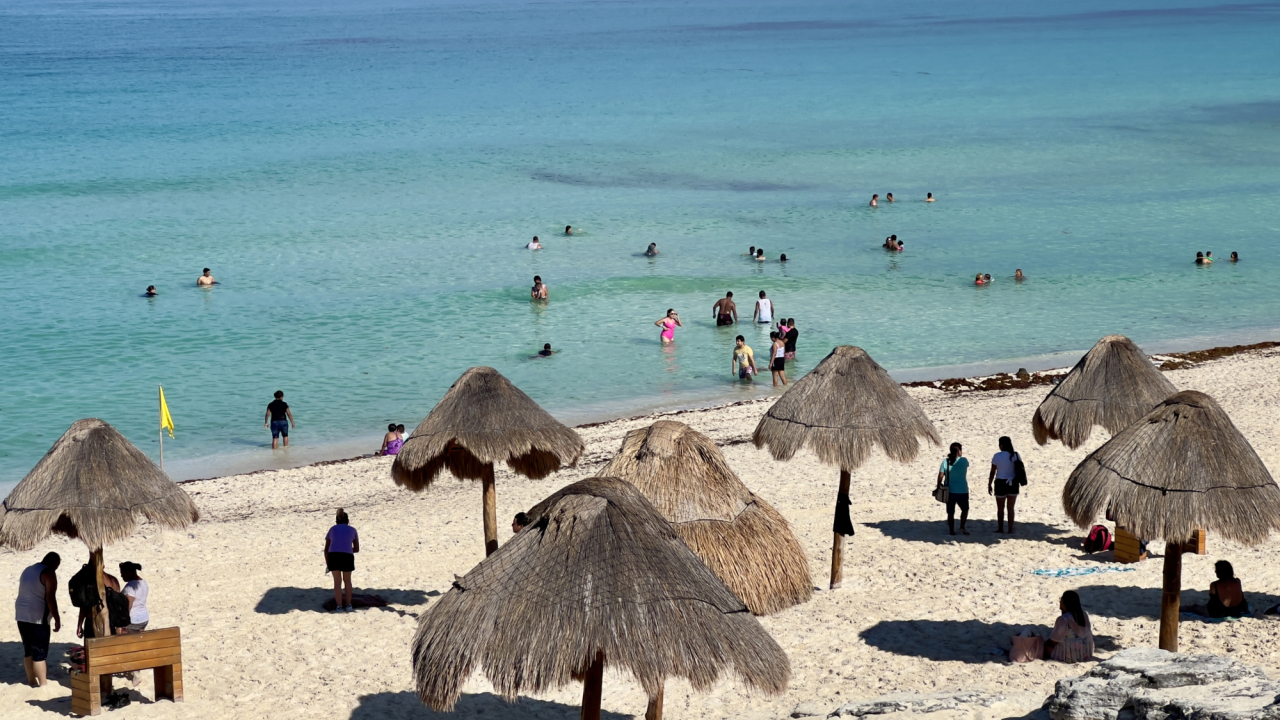Hoteleros a la expectativa sobre ley de libre acceso a las playas en Quintana Roo