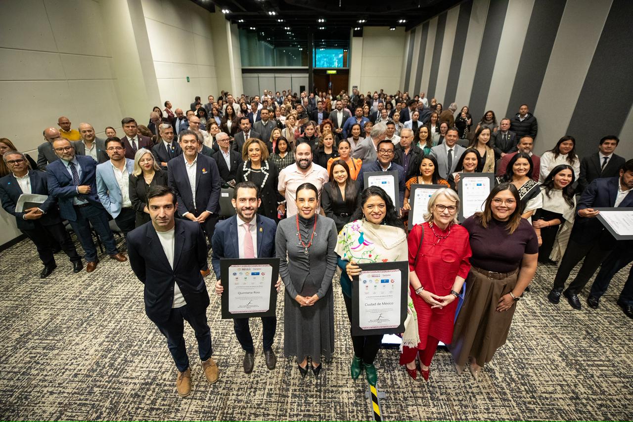 La Secretaría de Turismo entrega mil 381 distintivos