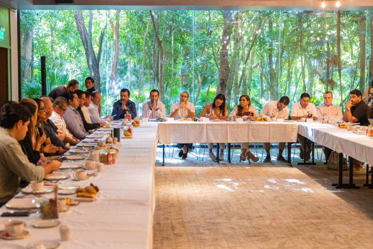 Josefina Rodríguez Zamora se reúnen con sector hotelero de Tulum