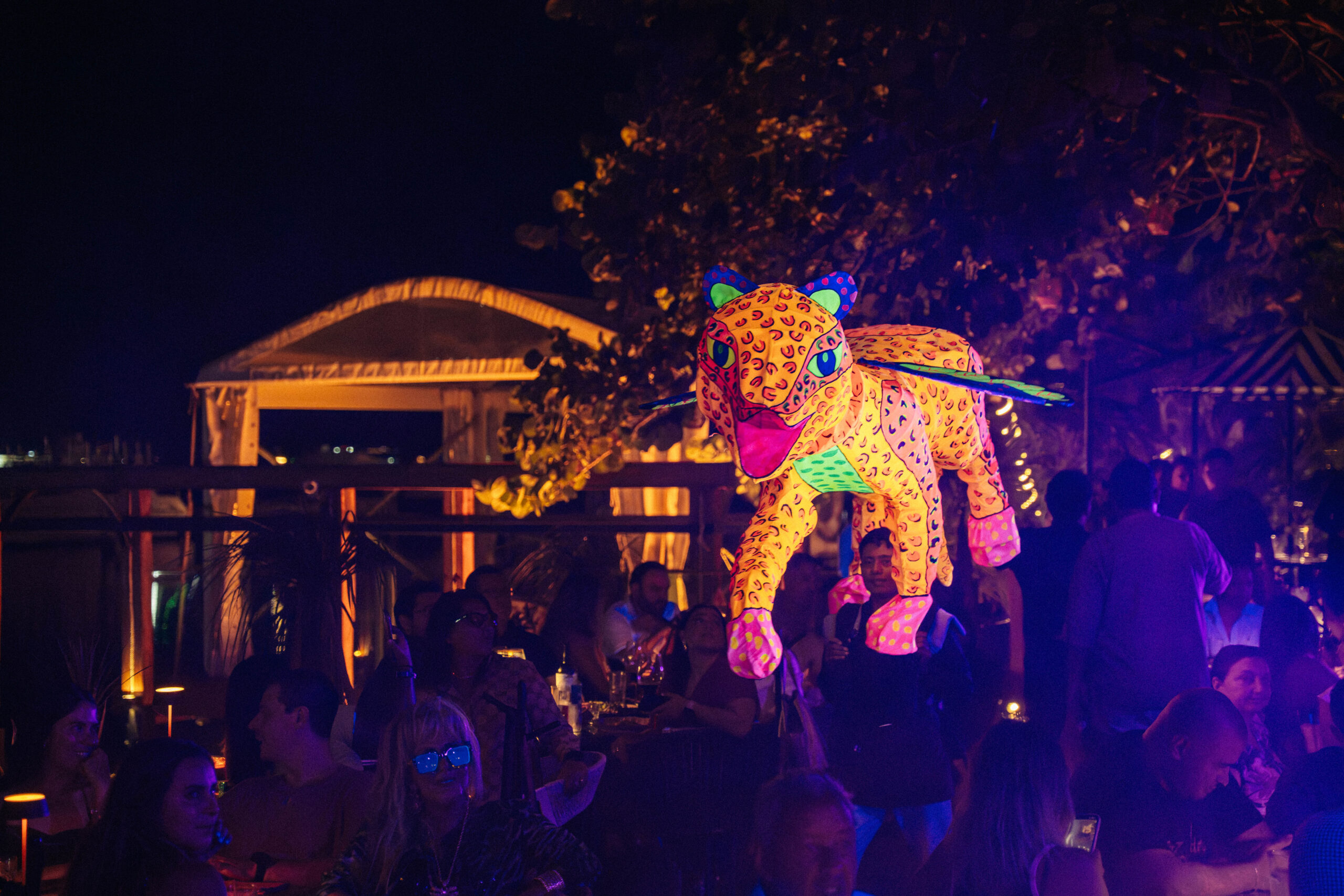 Porfirio’s Cancún presenta el Show de Alebrijes:tradición, arte y espectáculo frente a la laguna