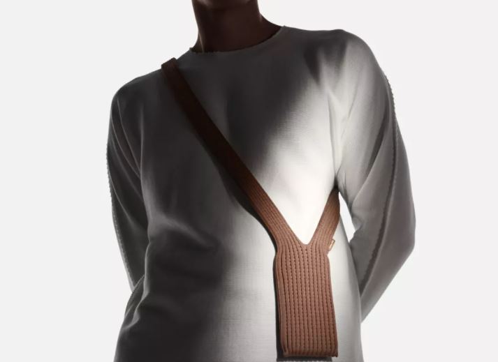 Apple e ISSEY MIYAKE reinventan la forma de llevar el iPhone con el nuevo “iPhone Pocket”