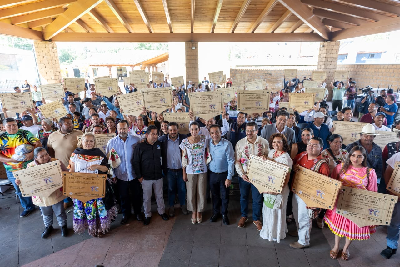 Entregan en Pátzcuaro equipamiento a 84 proyectos comunitarios